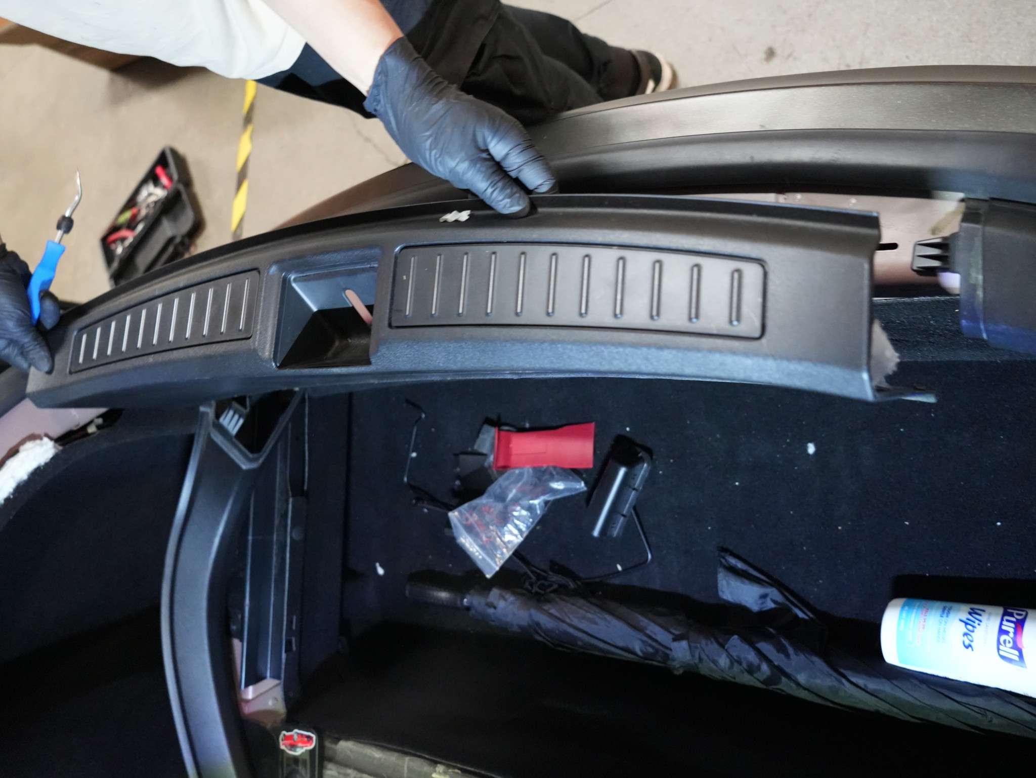Installation Guide for 12-20 Tesla Model S LUXX-Series LED Tail
