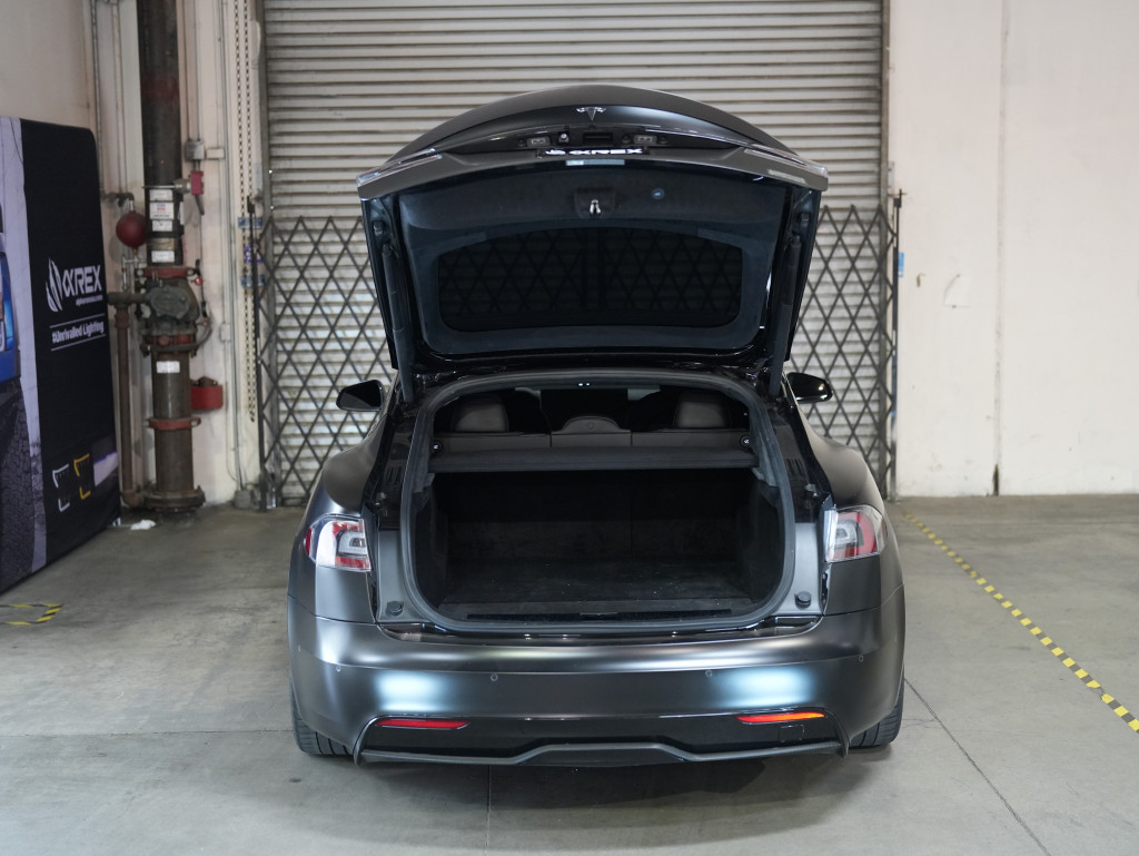 Installation Guide for 12-20 Tesla Model S LUXX-Series LED Tail